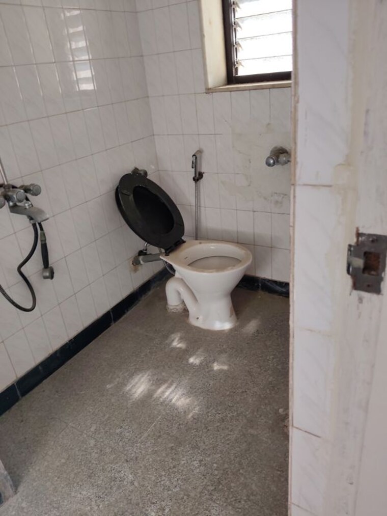 Bathroom, magnum-tower-chs 2 Bedroom 800 Sq.Ft. Apartment In Andheri West Mumbai 10452265