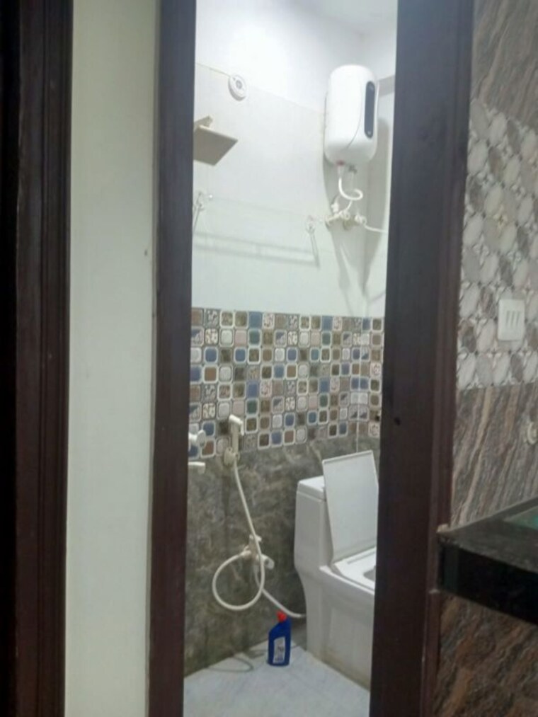 Bathroom, sector 23 2.5 Bedroom 970 Sq.Ft. Independent House In Sector 23 Noida 10452292