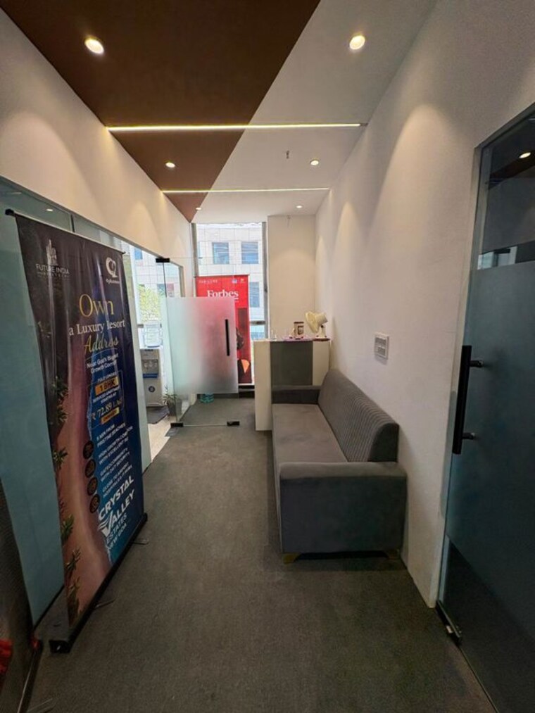  Parking, sector 63 Commercial Office Space 2200 Sq.Ft. In Sector 63 Noida 10452442