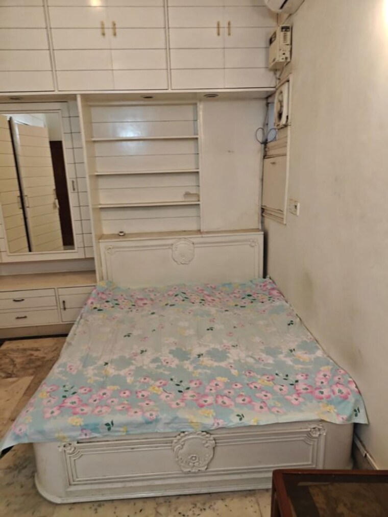 Bedroom, vasant vihar 3 Bedroom 300 Sq.Yd. Builder Floor In Vasant Vihar Delhi 10452482