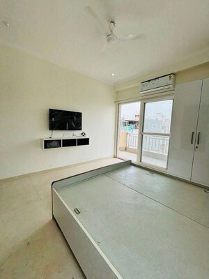 Room in 2 BHK Apartment at Signature Global Prime, Sector 63a – for Sale