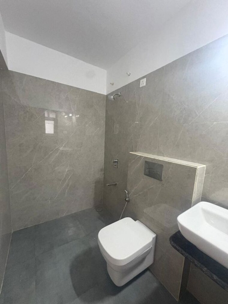 Bathroom, makwana-ishanand 3 Bedroom 1600 Sq.Ft. Apartment In Wanowrie Pune 10452531