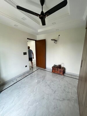 Room in 2 BHK Builder Floor at Naraina – for Rent