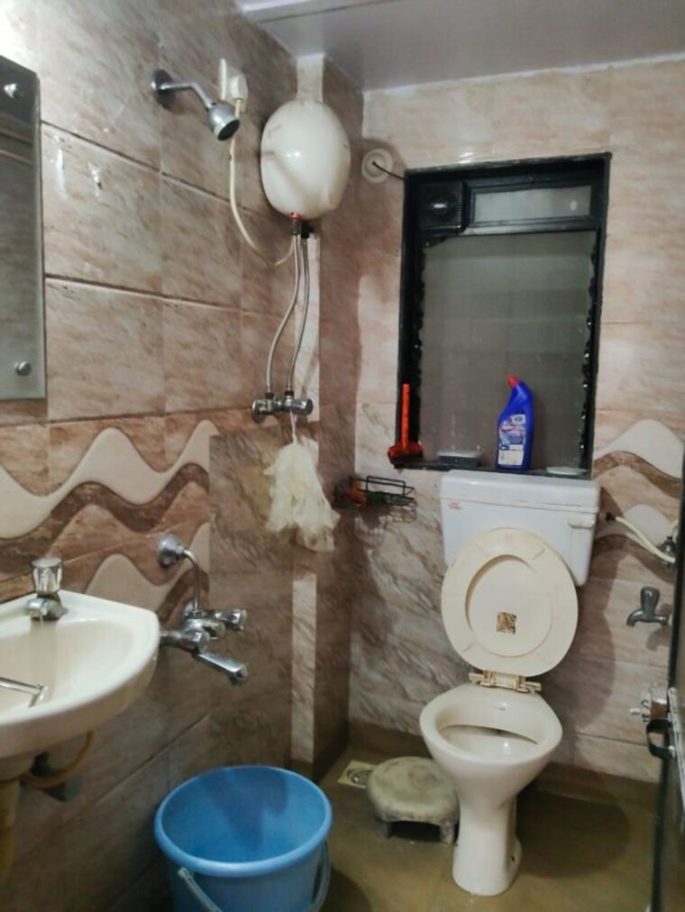 Bathroom, kalpana-chs-tilak-nagar 2.5 Bedroom 850 Sq.Ft. Apartment In Tilak Nagar Mumbai 10452565