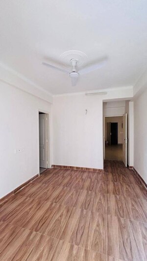 Room in 2 BHK Apartment at Nirala Greenshire, Sector 2 Greater Noida – for Rent