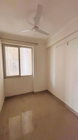 Room in 2 BHK Apartment at Nirala Greenshire, Sector 2 Greater Noida – for Rent