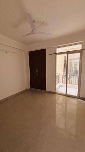 Room in 2 BHK Apartment at Nirala Greenshire, Sector 2 Greater Noida – for Rent