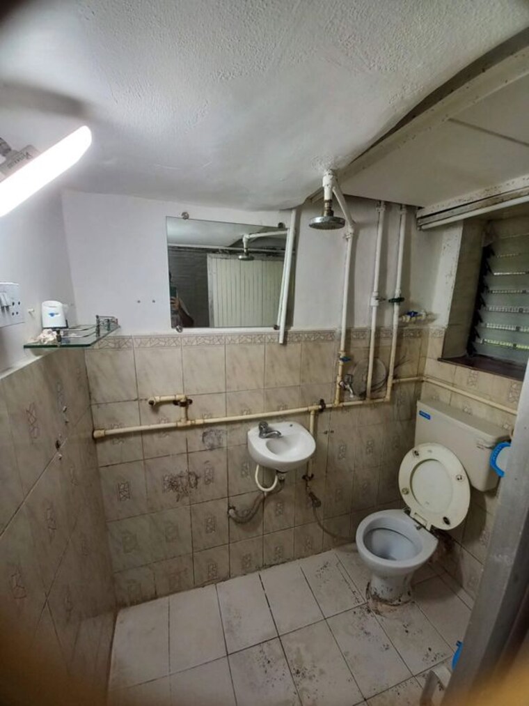 Bathroom, vile parle west 1 RK 150 Sq.Ft. Apartment In Vile Parle West Mumbai 10452798