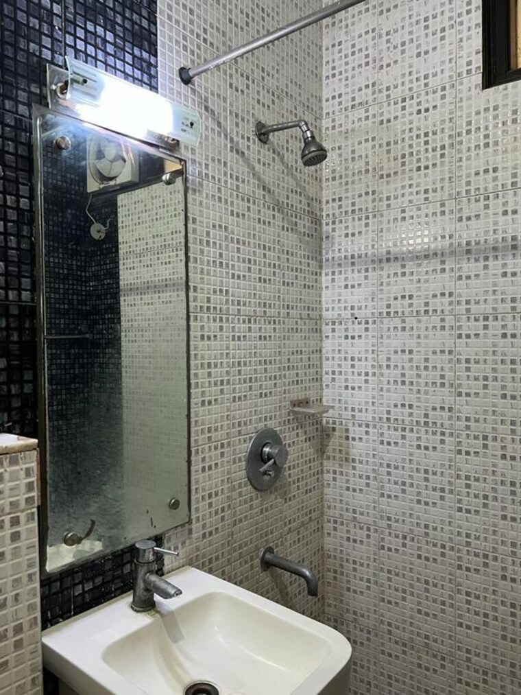 Bathroom, sector 55 3.5 Bedroom 2045 Sq.Ft. Independent House In Sector 55 Noida 10452839