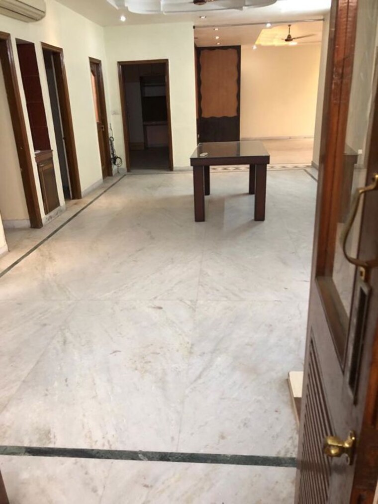 Room, jawahar nagar 3 Bedroom 325 Sq.Yd. Independent House In Jawahar Nagar Delhi 10452874