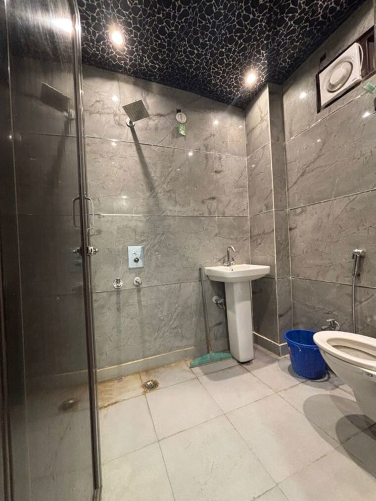 Bathroom, dwarka mor 2 Bedroom 60 Sq.Yd. Builder Floor In Dwarka Mor Delhi 10452951