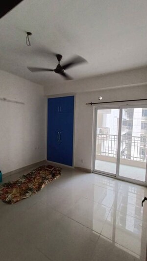 Room in 3 BHK Apartment at Trident Embassy Reso, Sector 1 Greater Noida – for Rent