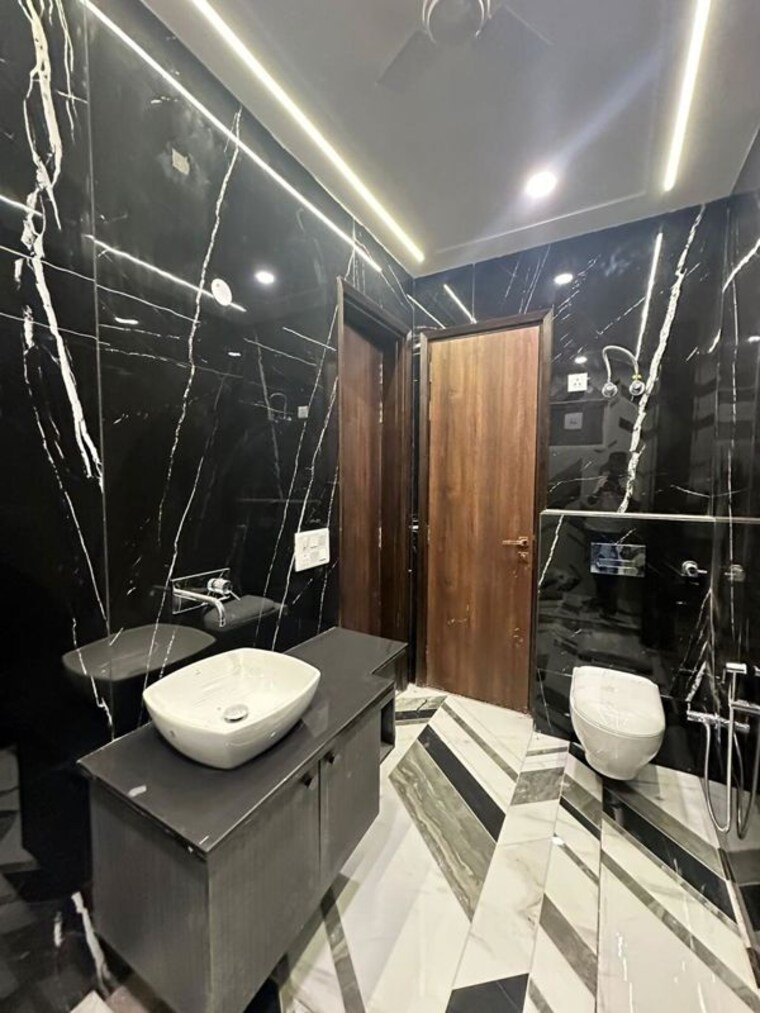 Attached Bathroom, new multan nagar 3 Bedroom 200 Sq.Yd. Builder Floor In New Multan Nagar Delhi 10453033