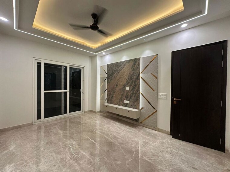 Room, new multan nagar 3 Bedroom 200 Sq.Yd. Builder Floor In New Multan Nagar Delhi 10453033