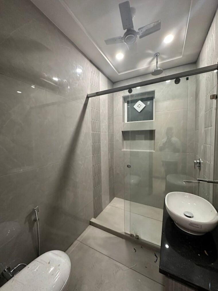 Bathroom, new multan nagar 3 Bedroom 200 Sq.Yd. Builder Floor In New Multan Nagar Delhi 10453033