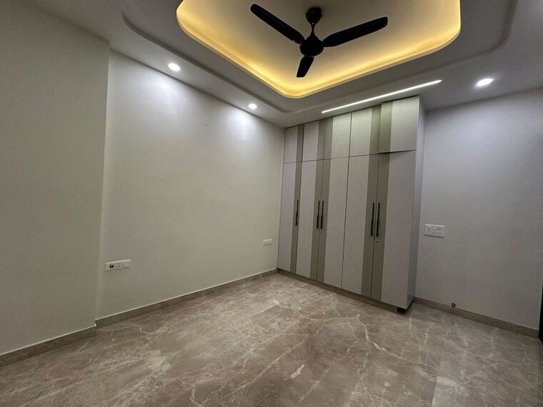 Room, new multan nagar 3 Bedroom 200 Sq.Yd. Builder Floor In New Multan Nagar Delhi 10453033
