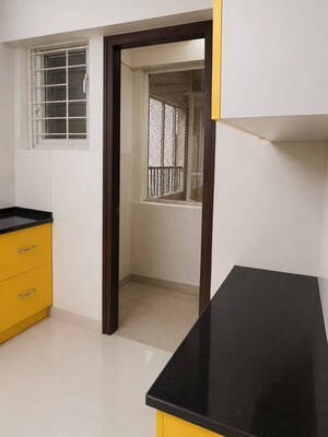 Room in 2.5 BHK Apartment at Indu Fortune Fields Annexe, Hi Tech City – for Rent
