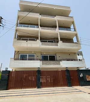 4 BHK Builder Floor For Sale in Malibu Town