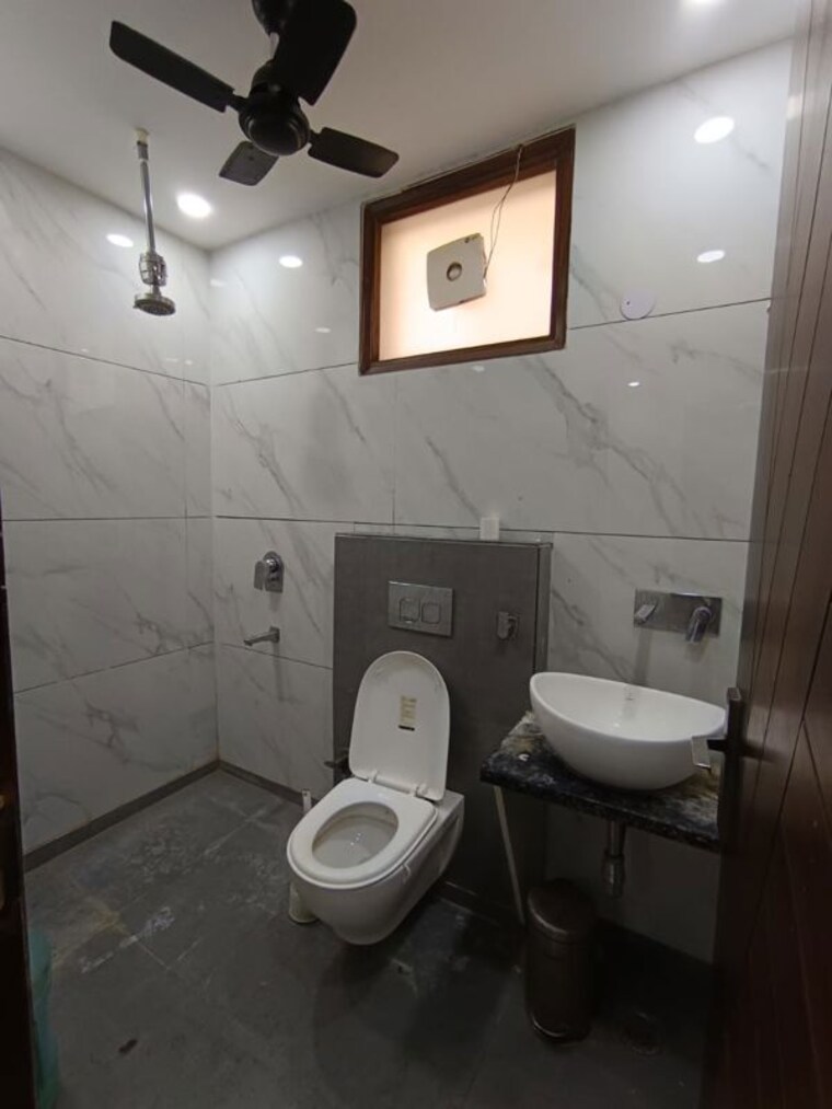 Bathroom, paschim vihar 2 Bedroom 1100 Sq.Ft. Apartment In Paschim Vihar Delhi 10453178