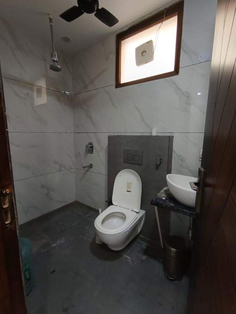 Bathroom, paschim vihar 2 Bedroom 1100 Sq.Ft. Apartment In Paschim Vihar Delhi 10453178
