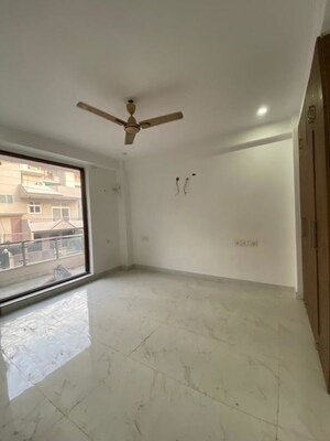 Room in 3 BHK Builder Floor at Sector 57 – for Rent