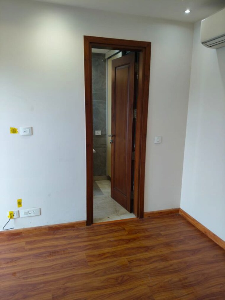 Room, jawahar nagar 4 Bedroom 267 Sq.Yd. Builder Floor In Jawahar Nagar Delhi 10453294
