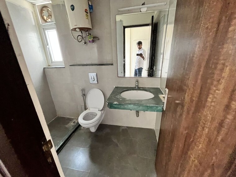 Bathroom, bptp-spacio-park-serene 2 Bedroom 1520 Sq.Ft. Apartment In Sector 37d Gurgaon 10453245