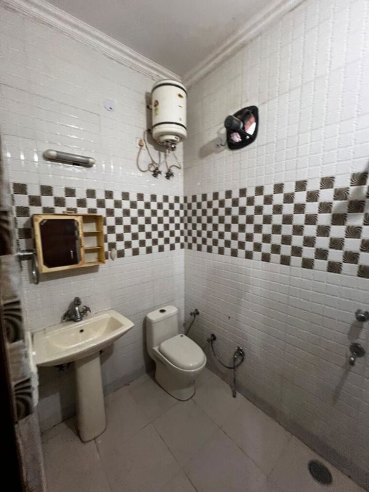 Washroom, naraina 2 Bedroom 150 Sq.Yd. Builder Floor In Naraina Delhi 10453449