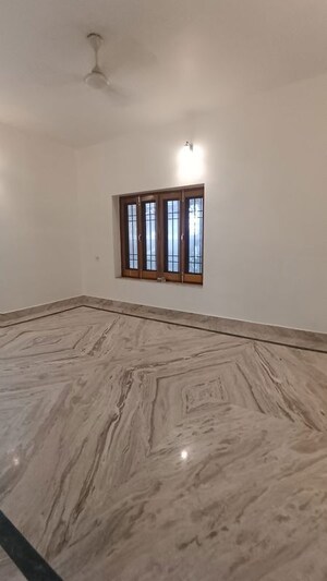 Room in 4 BHK Builder Floor at Mithapur – for Rent