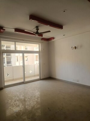 Room in 4 BHK Apartment at Amrapali Silicon City, Sector 76 – for Rent