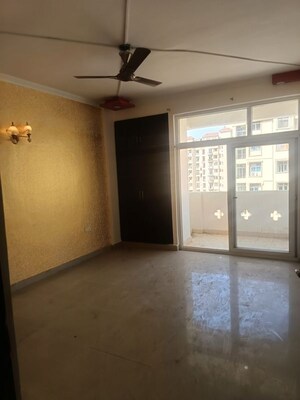 Room in 4 BHK Apartment at Amrapali Silicon City, Sector 76 – for Rent