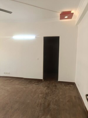 Room in 4 BHK Apartment at Amrapali Silicon City, Sector 76 – for Rent