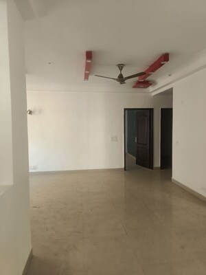 Room in 4 BHK Apartment at Amrapali Silicon City, Sector 76 – for Rent