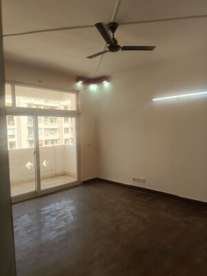Room in 4 BHK Apartment at Amrapali Silicon City, Sector 76 – for Rent