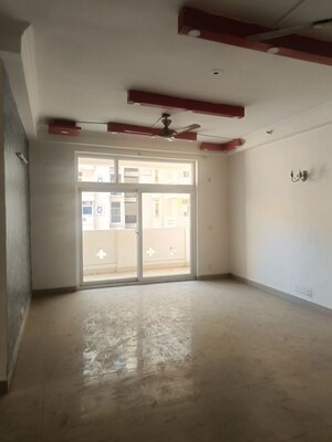 Room in 4 BHK Apartment at Amrapali Silicon City, Sector 76 – for Rent