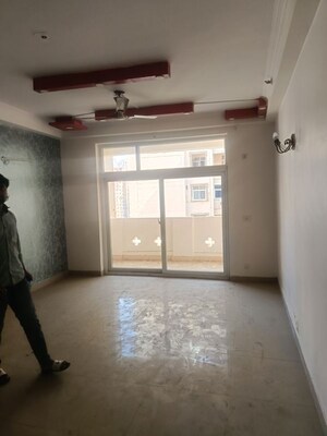 Room in 4 BHK Apartment at Amrapali Silicon City, Sector 76 – for Rent