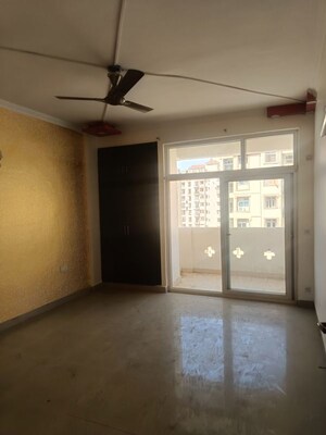 Room in 4 BHK Apartment at Amrapali Silicon City, Sector 76 – for Rent