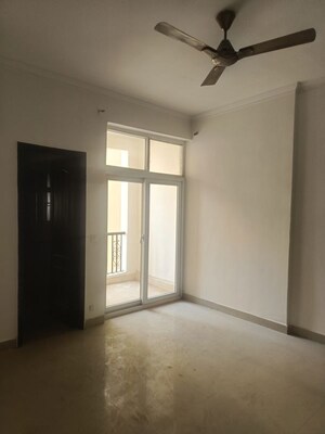Room in 4 BHK Apartment at Amrapali Silicon City, Sector 76 – for Rent