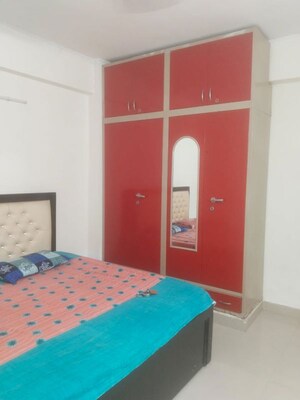 Room in 3 BHK Apartment at Amrapali Silicon City, Sector 76 – for Rent
