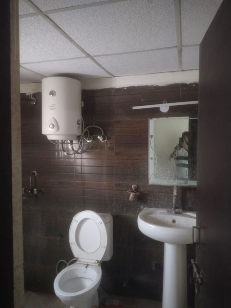 Bathroom, amrapali-silicon-city 3 Bedroom 1835 Sq.Ft. Apartment In Sector 76 Noida 10453646