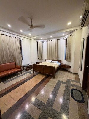 Team Area in 2 BHK Apartment at Colaba – for Rent