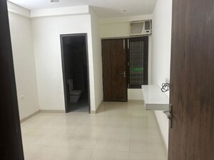 Room in 3 BHK Builder Floor at Vipul World Plots, Sector 48 – for Rent