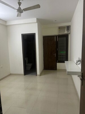 Room in 3 BHK Builder Floor at Vipul World Plots, Sector 48 – for Rent
