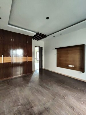 Room in 3 BHK Builder Floor at Meffier Golden Park, Sohna Sector 4 – for Sale