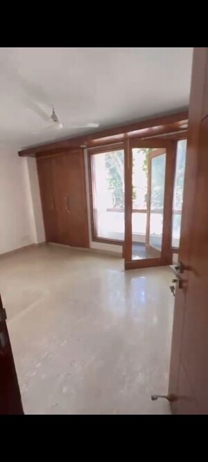 Room in 3 BHK Builder Floor at Sarvodaya Enclave – for Rent