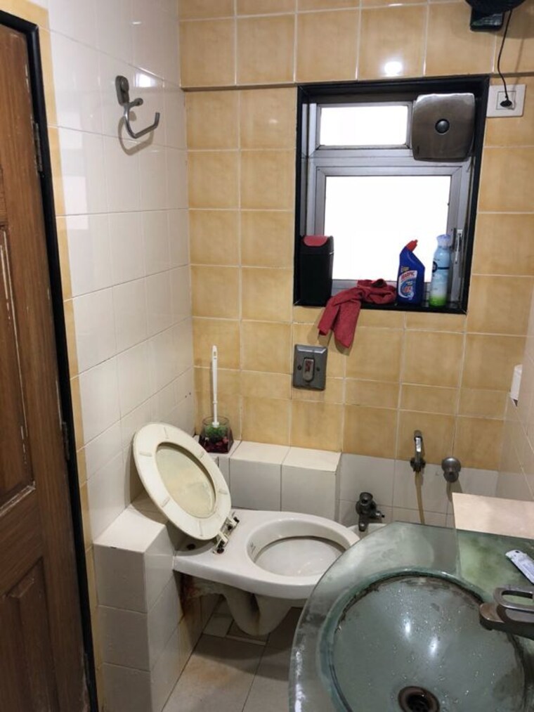 Bathroom, dipti-flora-khar-west 2 Bedroom 750 Sq.Ft. Apartment In Khar West Mumbai 10453801