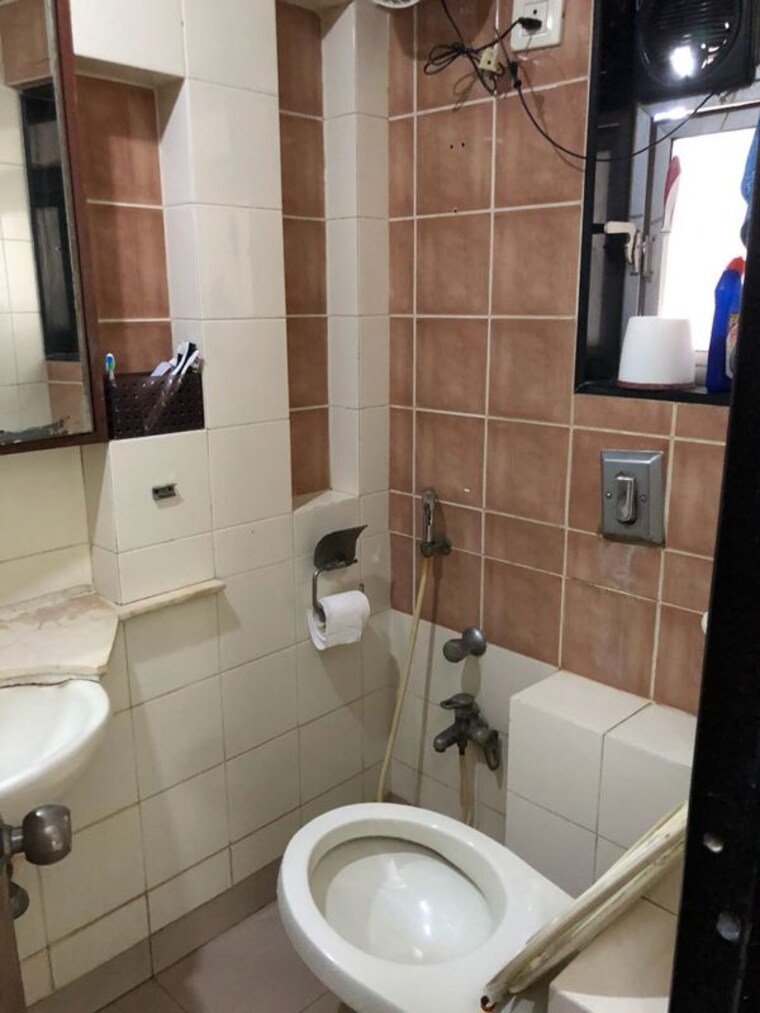 Bathroom, dipti-flora-khar-west 2 Bedroom 750 Sq.Ft. Apartment In Khar West Mumbai 10453801