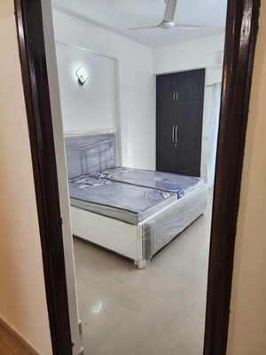 Room in 2.5 BHK Apartment at Mahagun Moderne, Sector 78 – for Rent