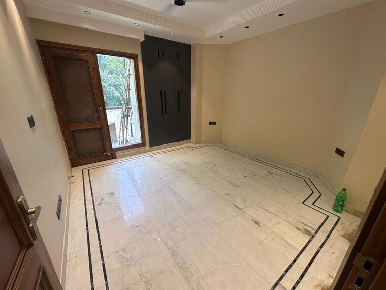 Room, sarvodaya enclave 3 Bedroom 300 Sq.Yd. Builder Floor In Sarvodaya Enclave Delhi 10453817