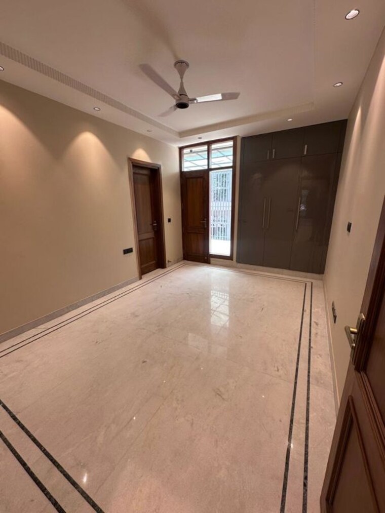 Room, sarvodaya enclave 3 Bedroom 300 Sq.Yd. Builder Floor In Sarvodaya Enclave Delhi 10453817